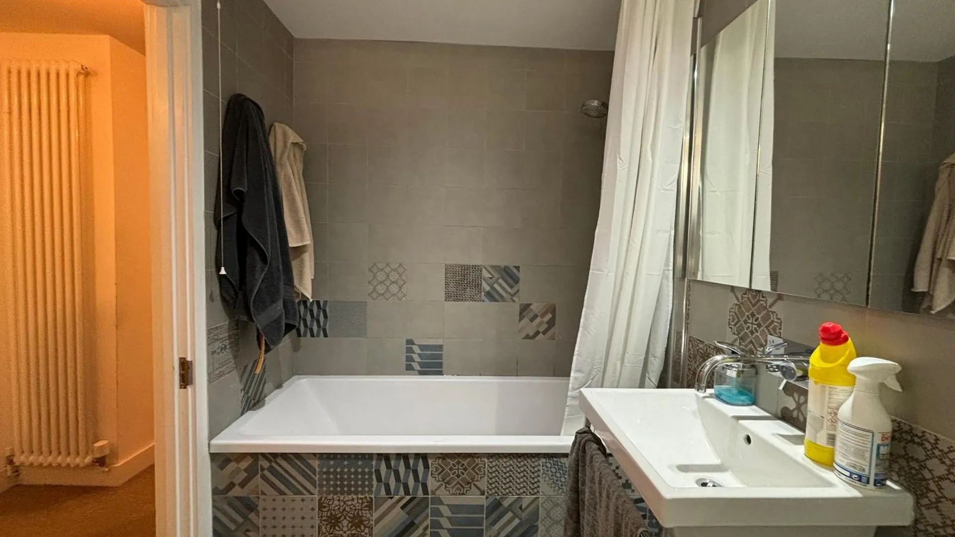 Contemporary Flat W Private Patio London Fields Apartment