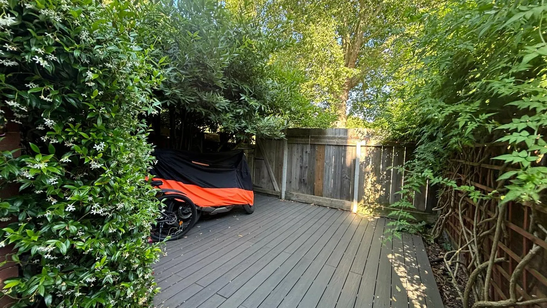 Contemporary Flat W Private Patio London Fields Apartment